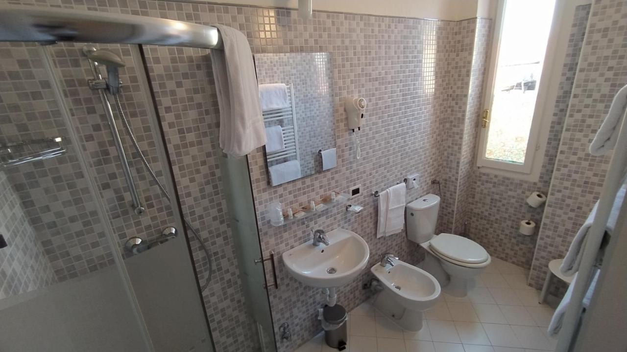 Albergo Moderno ลุคคา ภายนอก รูปภาพ