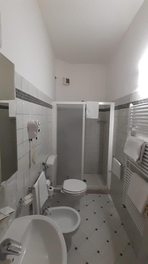 Albergo Moderno ลุคคา ภายนอก รูปภาพ