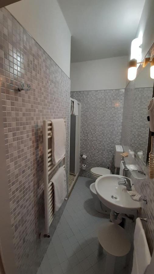 Albergo Moderno ลุคคา ภายนอก รูปภาพ