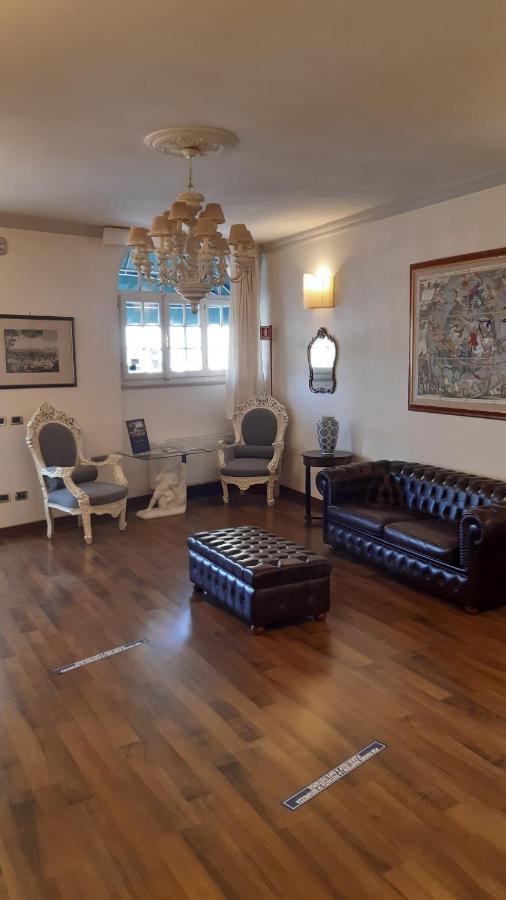 Albergo Moderno ลุคคา ภายนอก รูปภาพ